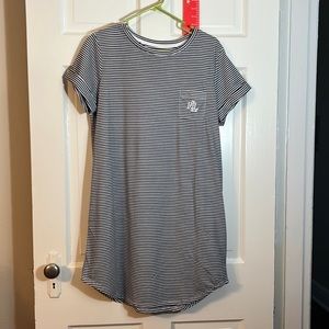 Navy & White T-shirt Sleep Wear 60% Cotten 40% Polyester. NWOT